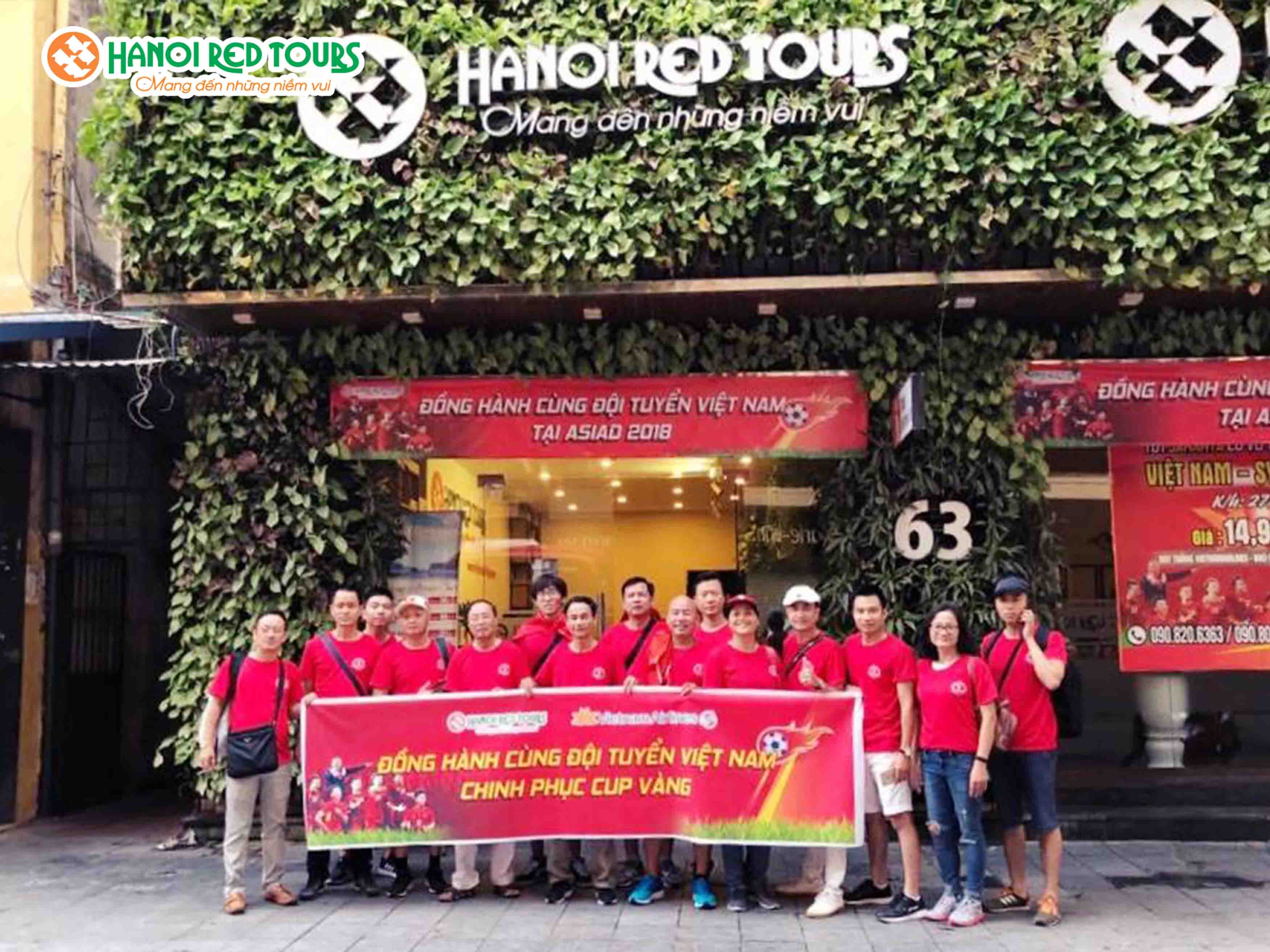 Hình ảnh đoàn khách hàng HanoiRedtours sang Jakarta cổ vũ Olymlpic Việt Nam